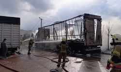 Park halindeki sünger ve mobilya yüklü tır dorseleri alev alev yandı