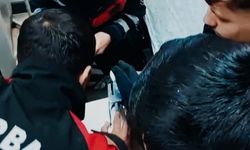 Parmağı zımbaya sıkışan genç için itfaiye ekipleri harekete geçti