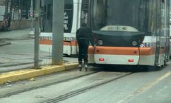 Patenli çocuk tramvayın arkasına tutunarak canını hiçe saydı
