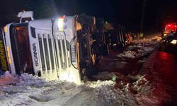 Refahiye'de hayvan yüklü tır kazası: 45 büyükbaş kurtarıldı