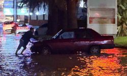 Sağanak yağış yolları göle çevirdi