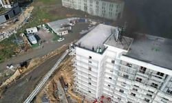 Şantiyede korkutan yangın: İşçiler çatıya sığındı