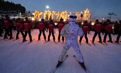 Sarıkamış şehitleri anısına meşaleli kayak gösterisi