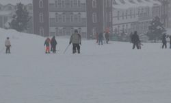 Sarıkamış'ta kar yağışı altında kayak ve snowboard keyfi