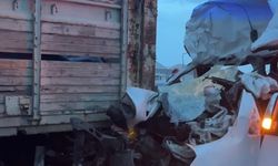 Servis minibüsü ile kamyon çarpıştı: 7 yaralı