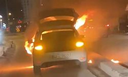 Seyir halindeki otomobil alev aldı