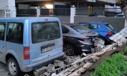 Şiddetli rüzgarda halı sahanın tavanı çöktü