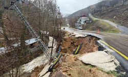 Şiddetli yağışla birlikte yolda göçük yaşandı