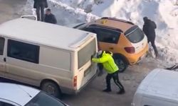 Trafik polisi mahsur kalan aracı iterek kurtardı