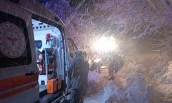 Yolda mahsur kalan vatandaşları belediye ekipleri kurtardı