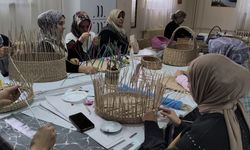 IĞDIR’DA KADINLARIN EMEĞİYLE ATIK KAĞITLAR SANATA DÖNÜŞÜYOR