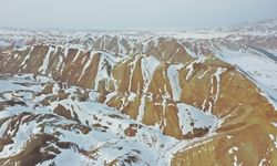 Iğdır'daki Gökkuşağı Tepeleri, bölgede etkili olan karın ardından beyaza büründü.