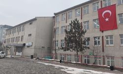 OKULLAR DEVASA BAYRAKLARLA DONATILDI