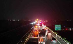 16 aracın karıştığı zincirleme kazada 4'ü ağır 13 yaralı: Olay yeri böyle görüntülendi