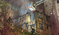 Alev alev yanan iki katlı ahşap metruk bina küle döndü