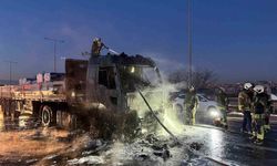 Alev topuna dönen tırdan geriye demir yığını kaldı