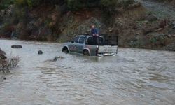 Araçlar mahsur kaldı: Yaşanan zor anlar kamerada