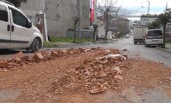 Aşırı yüklü kamyon kayarak iki aracı biçti; o anlar kamerada