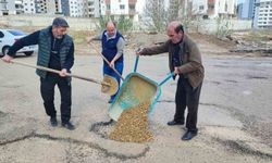 Belediyenin kapatmadığı çukurları vatandaş kapattı