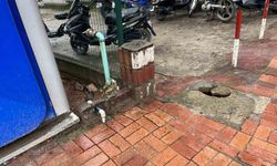 Buldan'da ATM önündeki çukur tehlike saçıyor