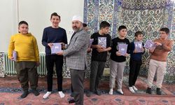 Camilerde müezzinlik yapan öğrenciler ödüllendirildi