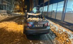 Çatıdan düşen kar ve buz kütlesi araca zarar verdi