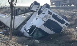 Çıkan tır şarampole devrildi: 2 yaralı