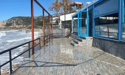 Dalgalar balık lokantasını bastı