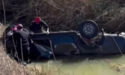 Dereye devrilen kamyonetin sürücüsü hayatını kaybetti