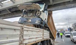 Hafriyat kamyonu üst geçide çarptı