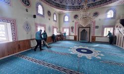 Hınıs'ta yükümlüler camilerde temizlik yaptı