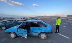 İki otomobil çarpıştı: 2 yaralı