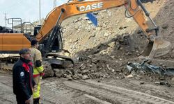 İstinat duvarının altında kalan araçlar demir yığını haline geldi