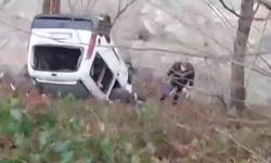 Kamyonet dereye yuvarlandı: 1 ölü, 1 yaralı