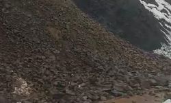 Kar ve yağmur sonrası heyelan: Köy minibüsü yolda mahsur kaldı