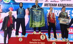 Kartepeli karateciler Sakarya'dan 6 madalyayla döndü
