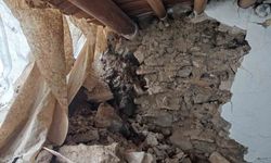 Kayaların düştüğü ev yıkıldı