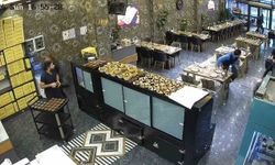 Kebapçının tavanı çöktü, personel son anda kurtuldu