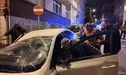 Kontrolden çıkan otomobil iki araca çarparak takla attı