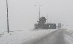 Kontrolden çıkan tır yan yattı