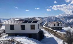 Konutların çatıları şiddetli rüzgara dayanamadı