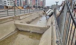 Kontrolden çıkan pikap kanala uçtu