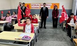 Mihalıççık'ta ilk ders 'Bayrak Sevgisi' oldu