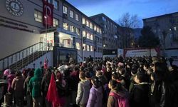 Minik öğrenciler, depremde hayatını kaybedenleri unutmadı