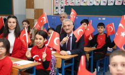 Öğrenciler ikinci döneme Türk bayraklarıyla başladı