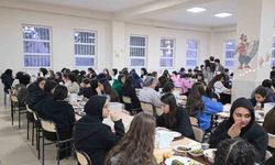 Öğrencilerle iftar programına katıldı