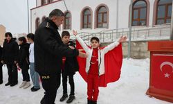 Okullarda bayrak coşkusu