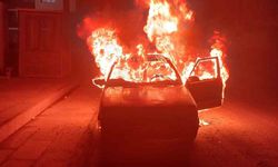 Otomobil yanınca ne yapacağını şaşırdı