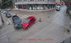 Otomobilin Nehre uçtuğu kaza kamerada