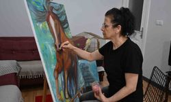 Ressamı depremde elinde tuttuğu fırça hayata bağladı